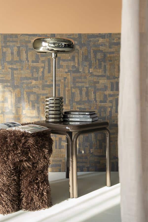 Elegant salontafel met een unieke designlamp en decoratieve boeken, perfect voor stijlvolle woonkamers. Vintage elementen gecombineerd met modern design voor een luxe uitstraling.