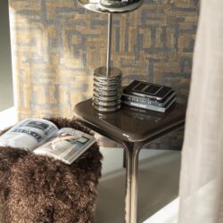 Stijlvolle moderne bijzettafel met zwarte afwerking en metalen poot, perfect voor woonkamers en slaapkamerinterieur.