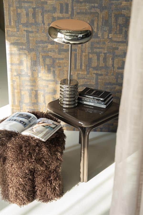 Stijlvolle moderne bijzettafel met zwarte afwerking en metalen poot, perfect voor woonkamers en slaapkamerinterieur.