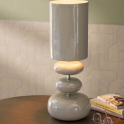 Elegante moderne tafellamp met keramische elementen en zachte verlichting, perfect voor stijlvolle woningdecoratie en verlichting.