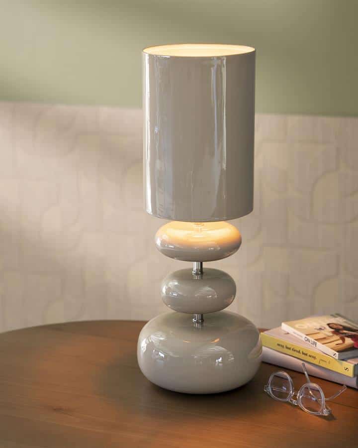 Elegante moderne tafellamp met keramische elementen en zachte verlichting, perfect voor stijlvolle woningdecoratie en verlichting.