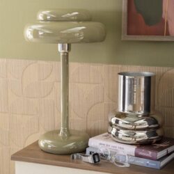 Glazen tafelvaas met moderne metalen decoratie en boeken op een houten dressoir, sfeervolle interieur decoratie, design accessoires voor woonkamer, elegante woonstijl, Mokana Meubelen.