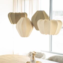 Elegante houten hanglampen in een modern interieur, ideaal voor woning- en bedrijfsinrichting, bij Mokana Meubelen, Nederland.