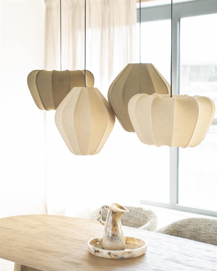 Elegante houten hanglampen in een modern interieur, ideaal voor woning- en bedrijfsinrichting, bij Mokana Meubelen, Nederland.