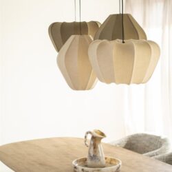 Houten hanglampen, moderne eetkamer verlichting, natuurlijke interieuraccessoires, design hanglampen, Scandinavische woonstijl decor.