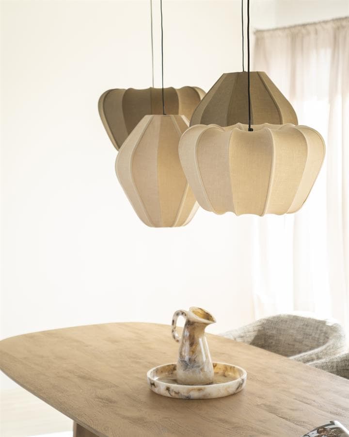 Houten hanglampen, moderne eetkamer verlichting, natuurlijke interieuraccessoires, design hanglampen, Scandinavische woonstijl decor.