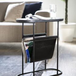 Handige bijzettafel met magazinehouder en glazenhouder, modern industrieel design, zwart metalen frame en houten blad voor woonkamer of kantoor.