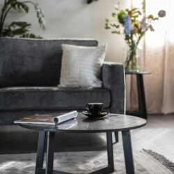 Elegante salontafel met marmeren blad en metalen frame, ontworpen door Mokana Meubelen, geschikt voor moderne woonkamers en interieur accessoires.