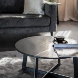 Vloerlamp, salontafel en bank met moderne uitstraling in een stijlvolle woonkamer. Perfect voor Scandinavisch interieur met kwalitatieve meubels van Mokana Meubelen.