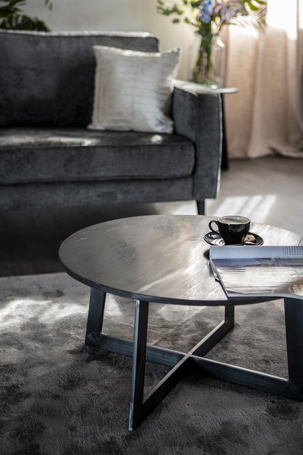 Vloerlamp, salontafel en bank met moderne uitstraling in een stijlvolle woonkamer. Perfect voor Scandinavisch interieur met kwalitatieve meubels van Mokana Meubelen.