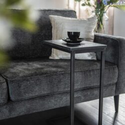 Stijlvolle landelijke salontafel naast elegante bank, perfect voor modern interieur.