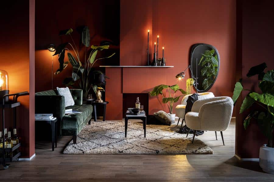 Luxe woonkamerinrichting met stijlvolle meubelen, planten en warme verlichting, perfect voor moderne interieurs.