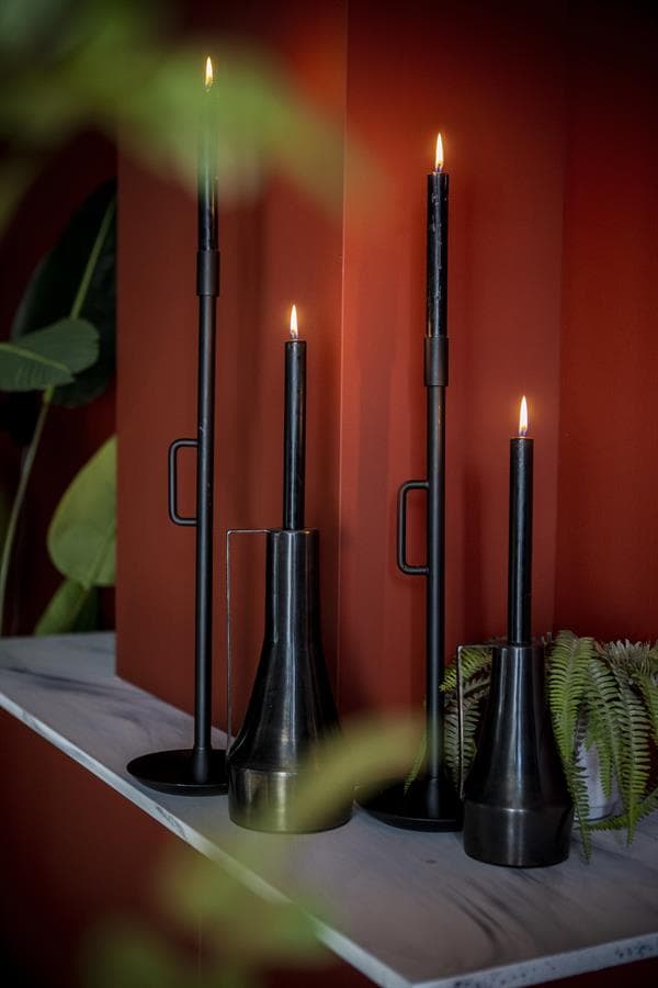 Elegante zwarte kandelaars met brandende kaarsen voor sfeervolle inrichting en decoratie.