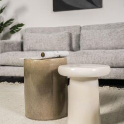Stijlvolle bijzettafels van Mokana Meubelen in een modern interieur, perfect voor ontbijt- of salontafels, gemaakt van hoogwaardig keramiek en beton, ideaal voor een hedendaagse woonkamer.