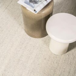 Silk stool en bijzettafel beige en creme kleurrijke meubelstuk modern design vervaardigd door Mokana Meubelen.