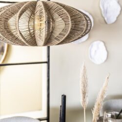 Lampen van rotan en hout in een modern interieur, perfect voor eigentijdse woonstijl.