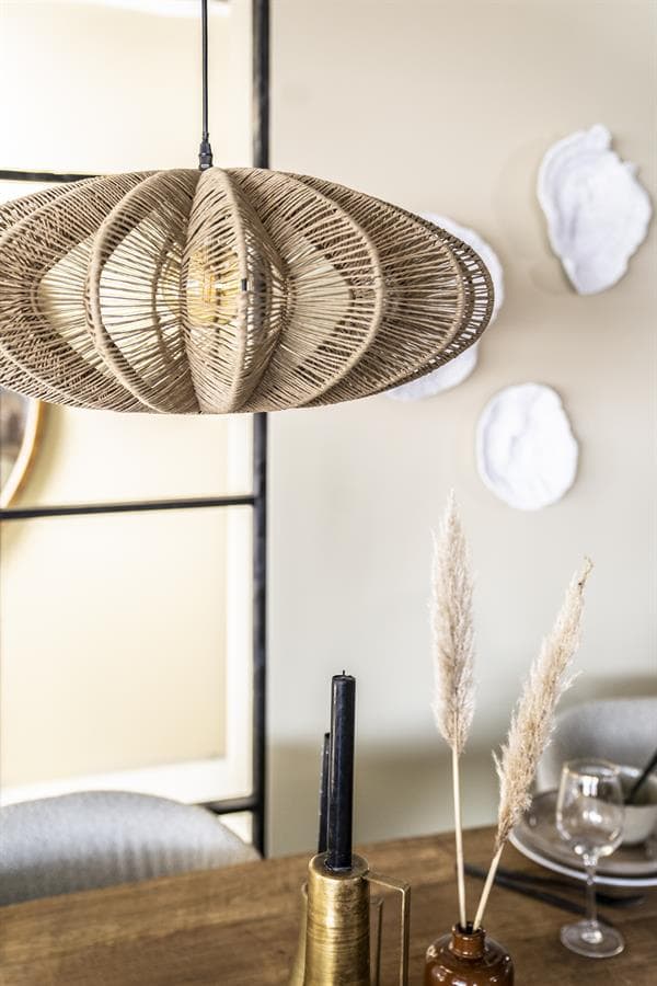 Lampen van rotan en hout in een modern interieur, perfect voor eigentijdse woonstijl.