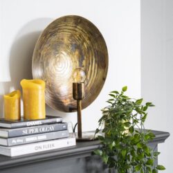 Gouden wanddecoratie en kaarsen op zwart dressoir met groene planten, interieur styling, elegante woonkamer decoratie, modern en stijlvol, Mokana Meubelen.