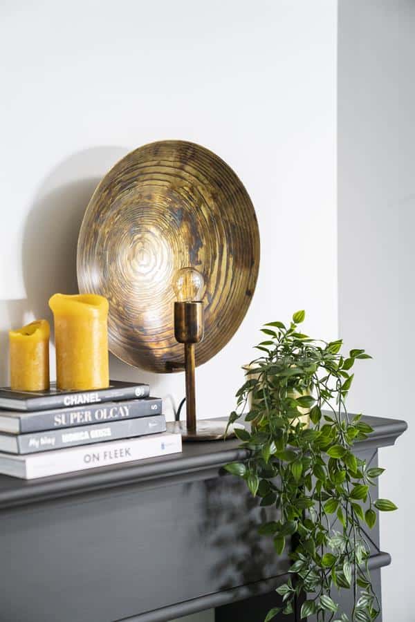 Gouden wanddecoratie en kaarsen op zwart dressoir met groene planten, interieur styling, elegante woonkamer decoratie, modern en stijlvol, Mokana Meubelen.
