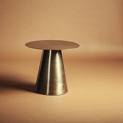 Zonwerende bijzettafel van hout en metaal, modern design voor woonkamer of terras.