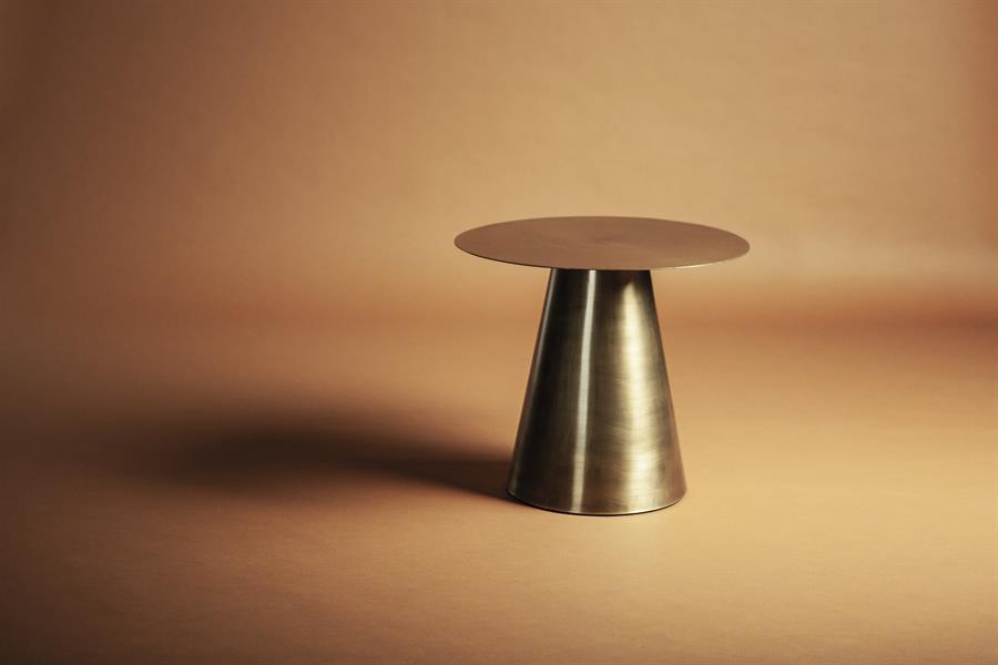 Zonwerende bijzettafel van hout en metaal, modern design voor woonkamer of terras.