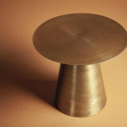 Moderne bijzettafel van Mokana meubelen in goudkleurig metalen ontwerp, stijlvol en functioneel onderdeel van interieur, luxe uitstraling, ideale accentmeubel voor woonkamer of slaapkamer.