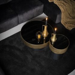 Elegant zwart en goud salontafels in modern woonkamer, perfect voor stijlvolle interieurdecoratie en gezellige sfeer.