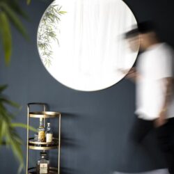 Elegante ronde spiegel met een minimalistisch ontwerp in een modern interieur.
