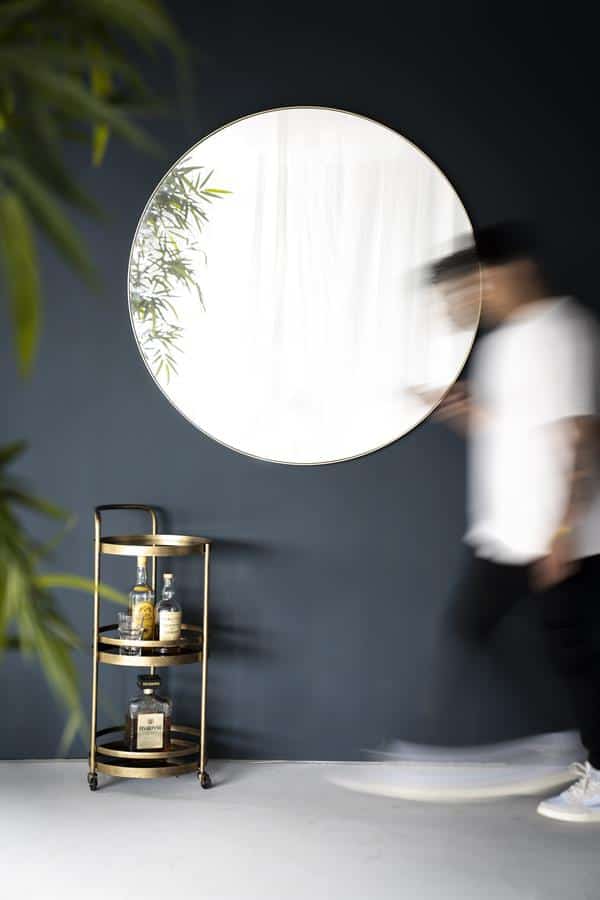 Elegante ronde spiegel met een minimalistisch ontwerp in een modern interieur.
