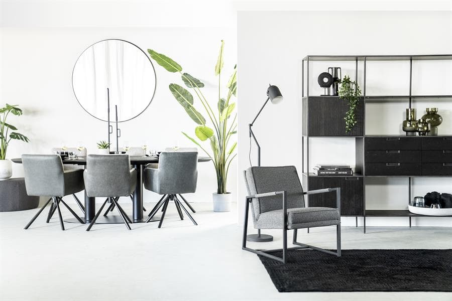 Zitgedeelte met moderne eettafel en stoelen in minimalistisch interieur design, perfect voor stijlvolle woon- en eetkamers.