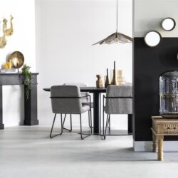 Elegante moderne woonkamer met Mokana meubels, zwart en licht gekleurde elementen, stijlvolle decoratie, witte muren en een gezellige sfeer.