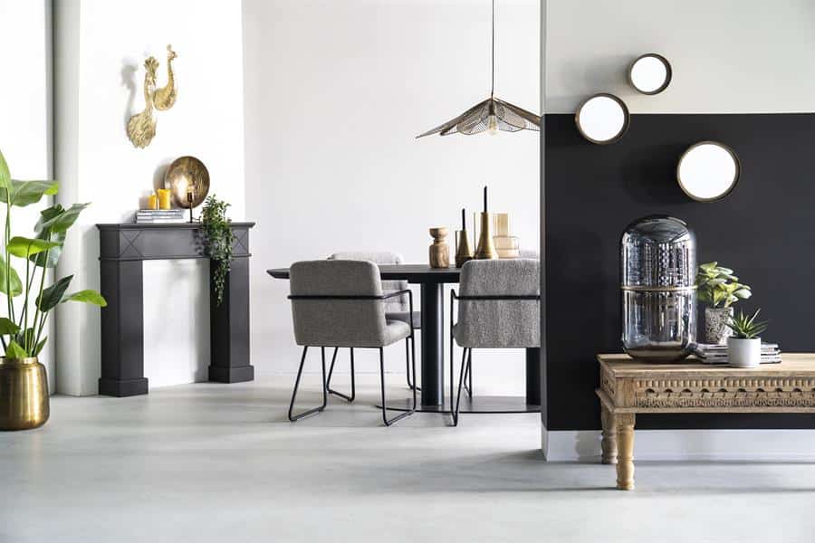 Elegante moderne woonkamer met Mokana meubels, zwart en licht gekleurde elementen, stijlvolle decoratie, witte muren en een gezellige sfeer.