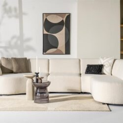 Zachte witte L-vormige bank in modern wooninterieur met decoratieve kussens en bijzettafels, perfect voor stijlvolle en comfortabele zithoeken.