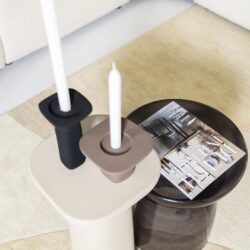 Moderne bijzettafels met keramische afwerking en stijlvolle candlesticks, perfect voor een eigentijdse interieuropstelling.