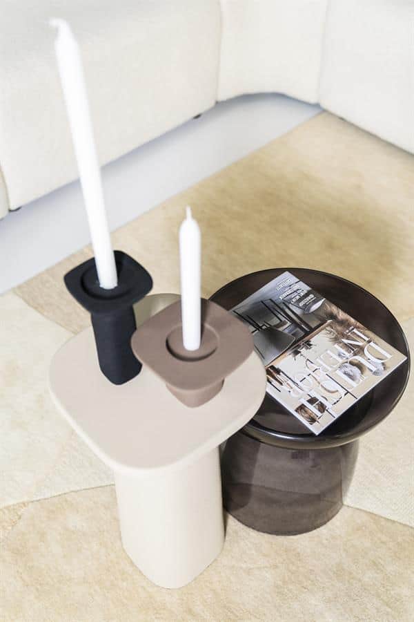 Moderne bijzettafels met keramische afwerking en stijlvolle candlesticks, perfect voor een eigentijdse interieuropstelling.