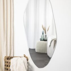 Elegante wandspiegel met een modern, asymmetrisch ontwerp voor een stijlvolle inrichting. Perfect voor woonkamer of slaapkamer, accentueert licht en ruimte.