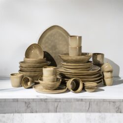Rustieke stoffen keramische serviesset in beige en bruintinten, bestaande uit borden, kommen en bekers, ideaal voor een stijlvolle eettafel, handgemaakt en uniek ontworpen door Mokana Meubelen.