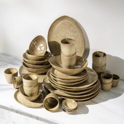 Ruwe keramische servieswaren set in natuurlijke aardetinten, ideaal voor modern en landelijk interieur.