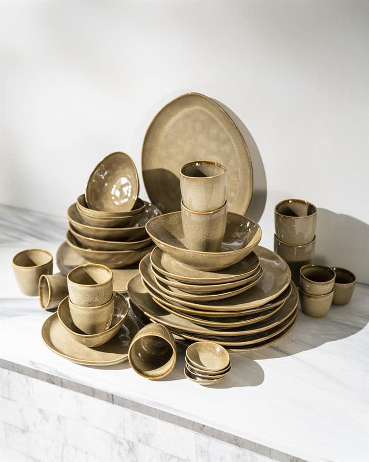Ruwe keramische servieswaren set in natuurlijke aardetinten, ideaal voor modern en landelijk interieur.