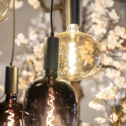 Elegant hanglamp met glazen bol in verschillende tinten, perfect voor stijlvolle woon- en slaapkamerinterieurs, vervaardigd door Mokana Meubelen.