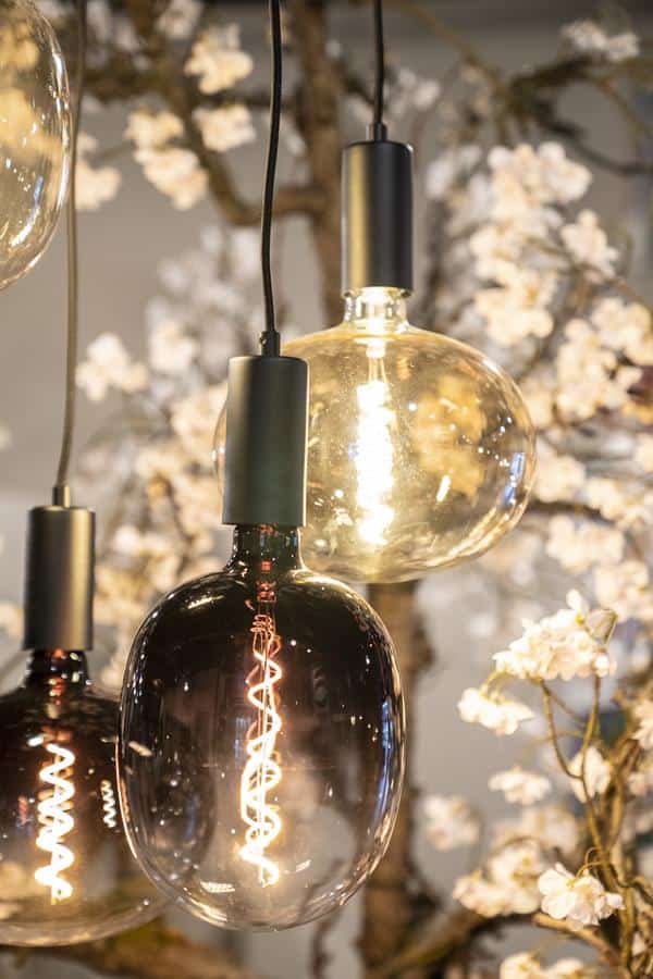 Elegant hanglamp met glazen bol in verschillende tinten, perfect voor stijlvolle woon- en slaapkamerinterieurs, vervaardigd door Mokana Meubelen.