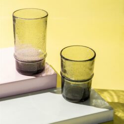 Transparante gegradueerde glazen met gele tint, perfect voor modern woningdecor.