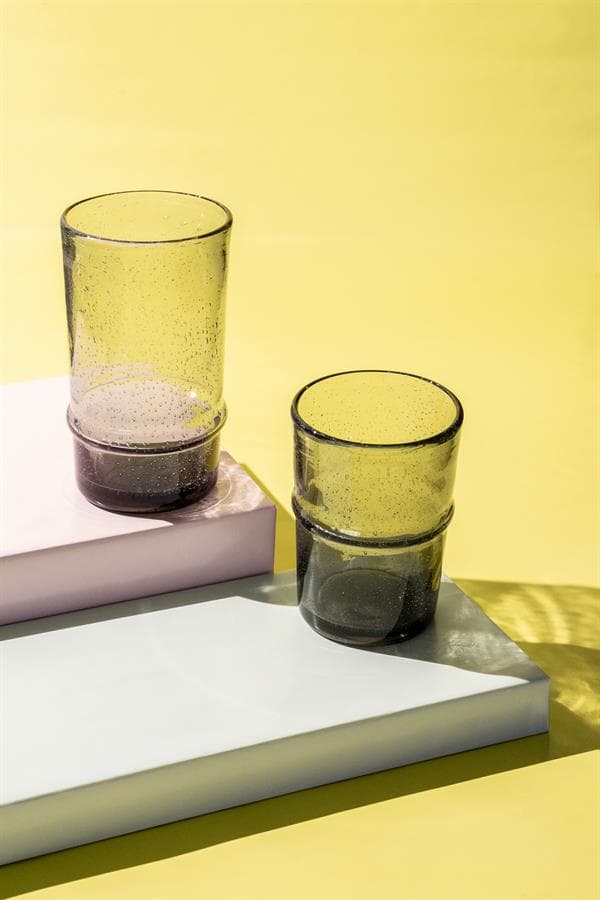 Transparante gegradueerde glazen met gele tint, perfect voor modern woningdecor.