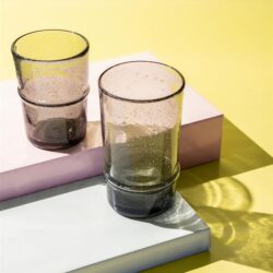 Rustieke glazen met gekleurde tinten op pastel gekleurde basis, perfect voor modern Scandinavisch interieur.