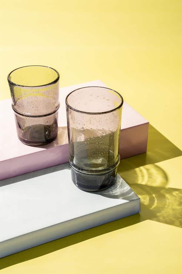 Rustieke glazen met gekleurde tinten op pastel gekleurde basis, perfect voor modern Scandinavisch interieur.