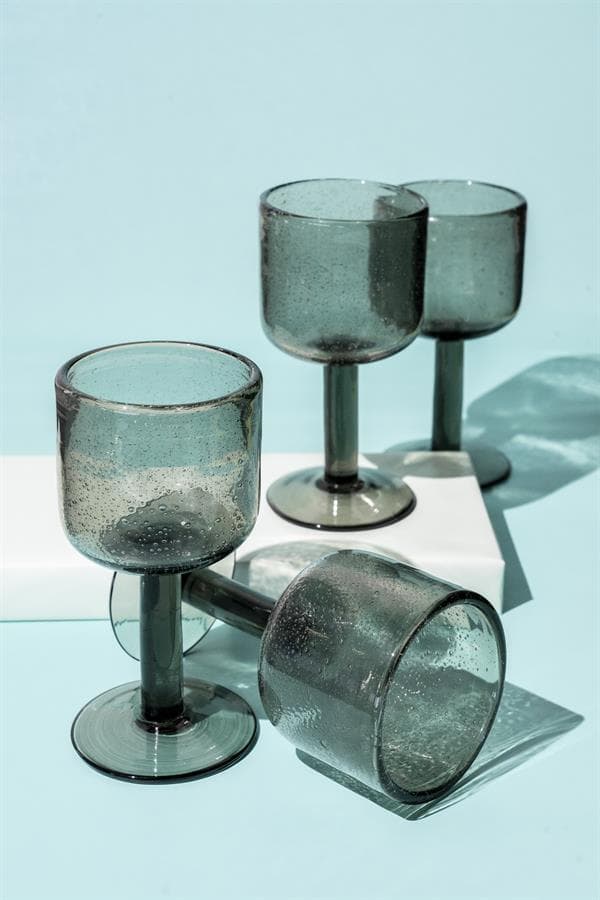 Gelede glazen op een lichte achtergrond, perfect voor interieur- of meubel styling.