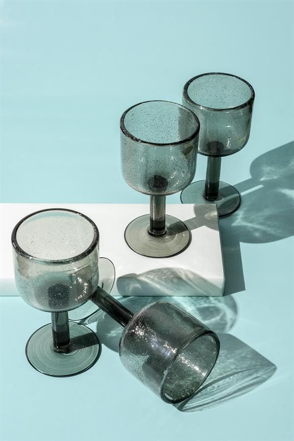 Glasdecoratie met glazen waaiers en schaduwen, stijlvol en modern design, perfect voor interieurversiering en servies, gemaakt van glas voor een elegante uitstraling.