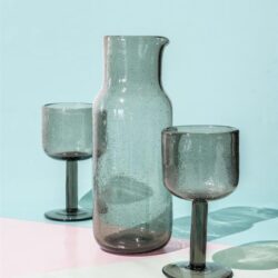 Delicate groene glazen karaf en wijnglazen, perfect voor stijlvolle tafelsettingen en interieurdecoratie.