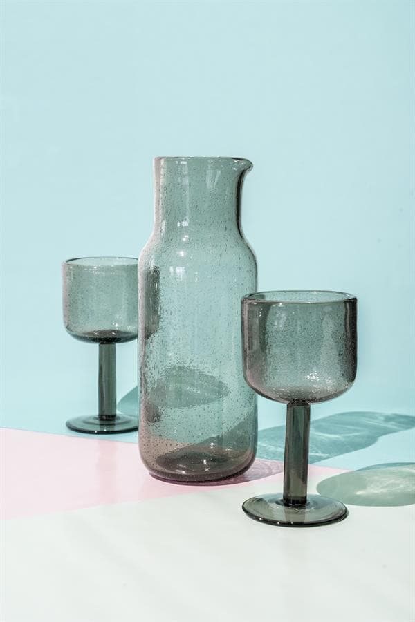 Delicate groene glazen karaf en wijnglazen, perfect voor stijlvolle tafelsettingen en interieurdecoratie.