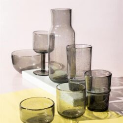 Decoratieve glazen vazen en kompen in smoky grijstinten, perfect voor stijlvolle interieurdecoratie bij Mokana Meubelen.